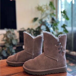UGG Women’s Tall Boots – Size 7 – New – Chestnut Brown